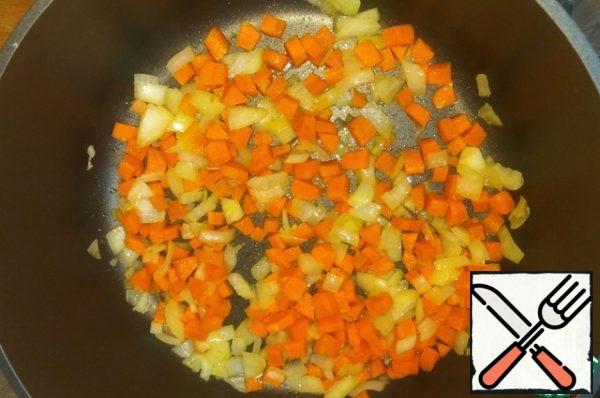 Peel onions and carrots, cut into cubes.
Fry in vegetable oil for a few minutes.