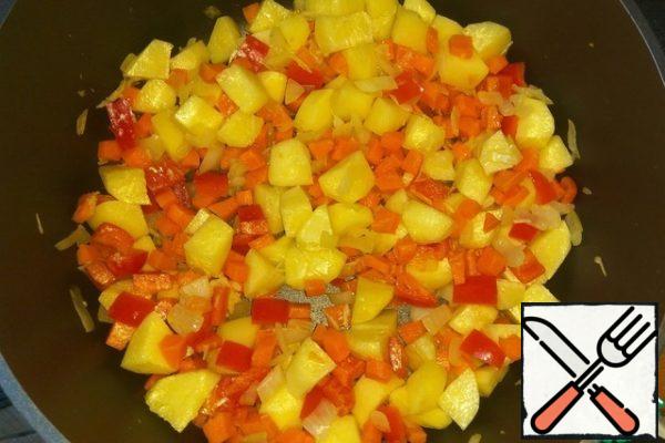 Add diced sweet pepper and chopped garlic.
Fry a little.
