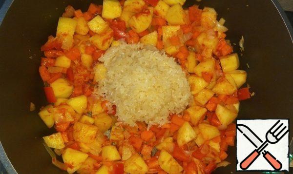 Rice well wash, add to vegetables. Stir.