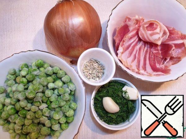 To prepare the puree, we will need frozen green peas, onions, bacon, fennel seeds, garlic, herbs, salt, pepper and cream.