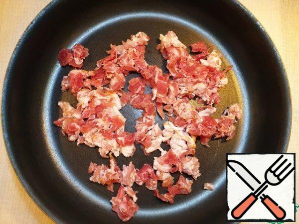Cut the bacon into small cubes and fry in a frying pan until soft. Do not overcook, it should remain soft.
