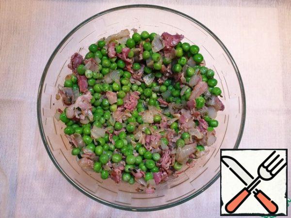 Mix the peas and smoked dressing.