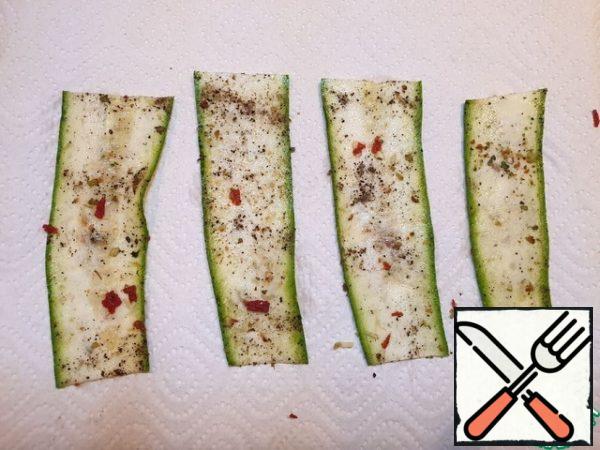 To serve, use zucchini zucchini, cut into thin slices. Sprinkle it with lemon juice, salt, pepper, and sprinkle with dried tomatoes. Place on a baking dish. Put the smoked puree of green peas inside.
