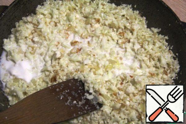 Pour coconut milk, lime juice into the contents of the pan and cook until the liquid evaporates (you can slightly increase the heat).

