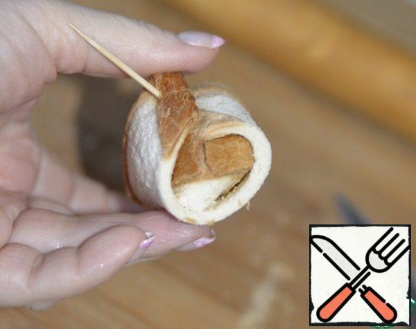 From the remaining corner of the dough, cut off a piece and insert it into the tartlets so that the salad does not fall out.
Put the croutons in a mold and send them to the oven to dry slightly for 10 minutes at a temperature of 200 degrees.
