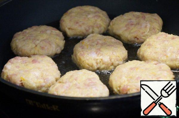 Form 8 small balls, press them down to make round cutlets. Fry for 3-4 minutes over medium heat. Preheat the oven to 180 degrees.