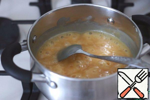 In a saucepan/saucepan with a thick bottom, add condensed milk (1 ban.), add 25 gr. butter.