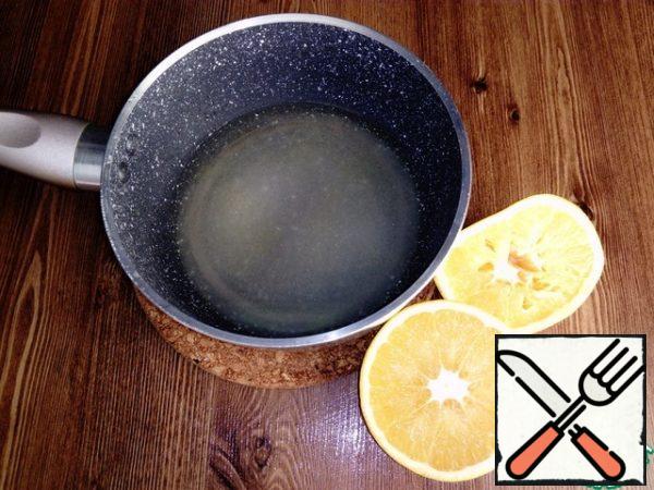 Prepare the impregnation. In a ladle, mix the water, sugar and juice of one orange, put on a low heat, bring the whole mass to a boil, so that all the sugar dissolves. Then remove from heat and cool to room temperature.