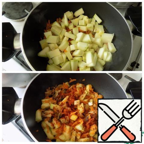 Then put 5 minutes under the lid and put small cubes of zucchini. Mixed pepper and pepper Cayenne. You can pepper any pepper and if there are children, then do not pepper at all.