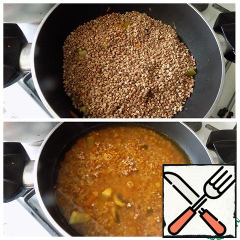 On top of the vegetables in an even layer put buckwheat. Poured salted water to taste in the ratio: 1 Cup of buckwheat to two cups of water. Brought to a boil, turned down the heat to a minimum, covered with a lid and cooked for 15 minutes.