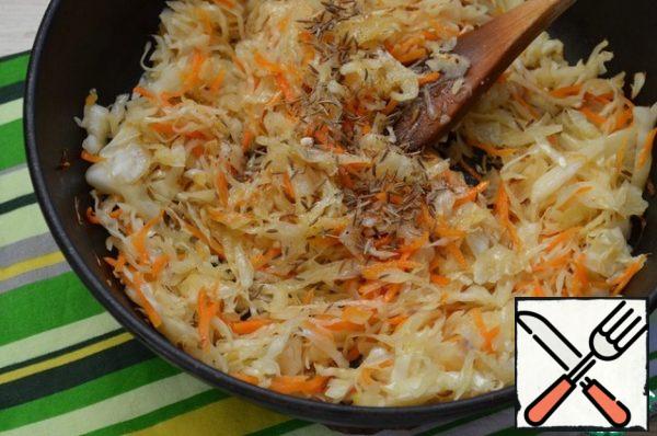 Heat the vegetable oil in a frying pan, fry the onion feathers,
put the cabbage, add sugar and cumin, fry, stirring, 5-7 minutes.