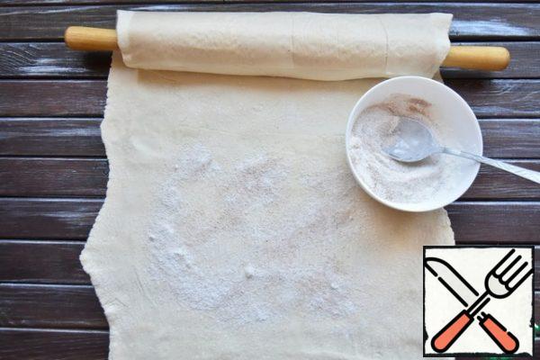 Mix sugar with cornstarch and cinnamon. Put half of the mixture on a rolled sheet of puff pastry