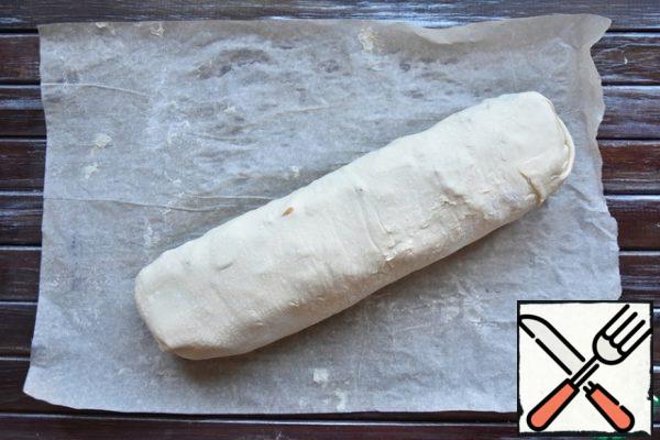 Parchment paper slightly moisten with water with a cooking brush. Roll the roll to the "seam" was at the bottom.
Bake strudel in the oven preheated to 200 degrees for 15-20 minutes.
