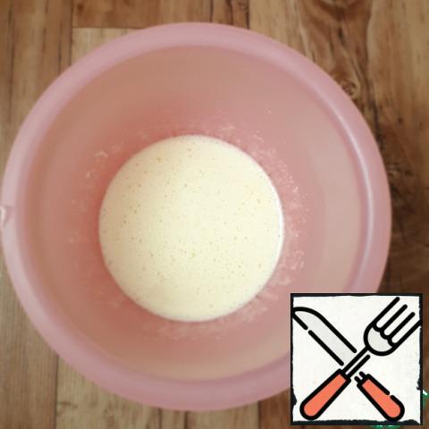 In a Cup, place the sugar and egg, beat with a mixer.