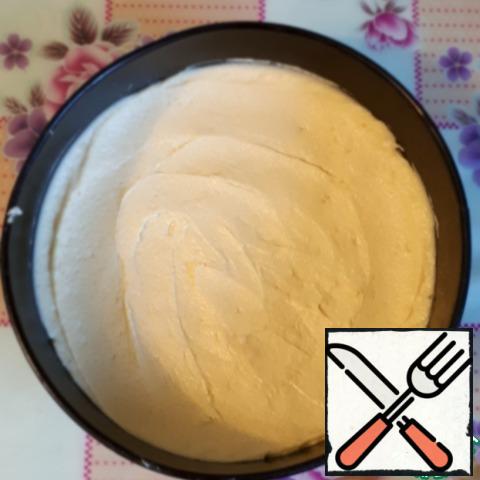 Take a split form (I have d=22 cm), put parchment on the bottom. Gently spread the dough.