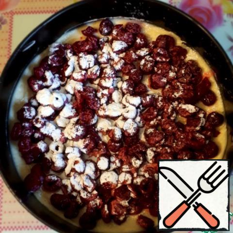 Cherries pre-defrost, allow to drain the juice. Put the cherries on the dough, you can lightly sprinkle with starch.
