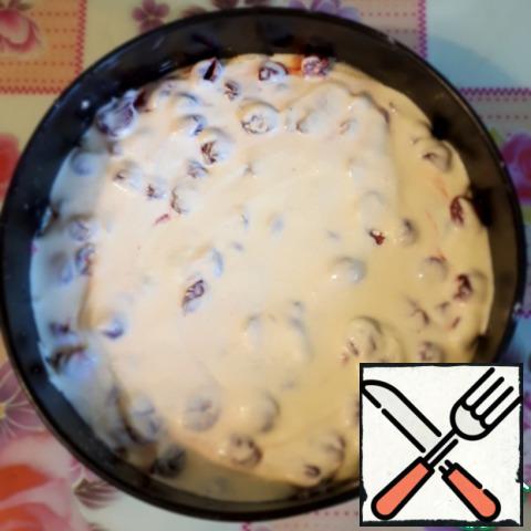 Distribute sour cream on top of the fill.