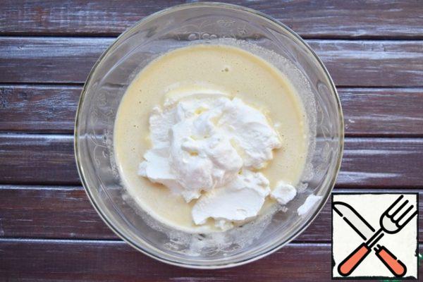 Combine the whipped cream and sweet yolk mixture.