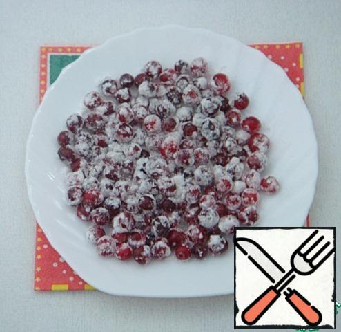 Sprinkle the cranberries with powdered sugar, mix and set aside.