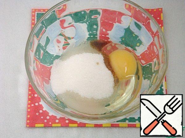In another bowl, break the egg, add the sugar and add the vanilla paste.