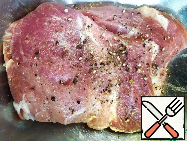 A piece of meat is washed and necessarily dried with a paper towel.
Coat with salt and pepper.