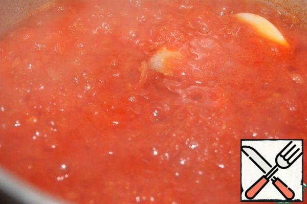 Place in a saucepan - onion grated on a large grater, tomato without skin grated on a large grater, garlic, tomato paste and 2 tbsp olive oil. Put out all 2-3 minutes.