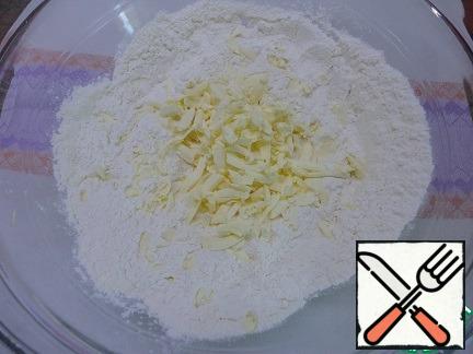 For the dough, mix the flour with salt and baking powder and grate the cold oil on a coarse grater. Quickly grind with flour into crumbs.