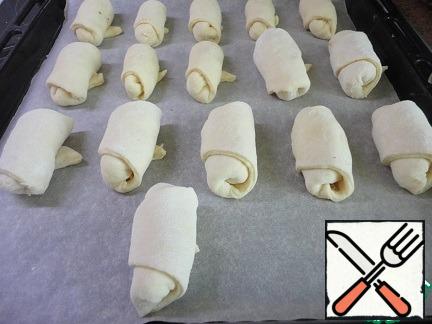 Put the tubes on a sheet lined with baking paper and bake for 20-25 minutes.
