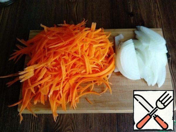 Grate the carrots on a grater for Korean carrots. Cut the onion into half rings.
