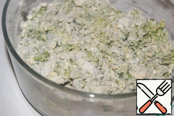 Mix the flour with the spinach puree and lightly beaten egg with a fork.