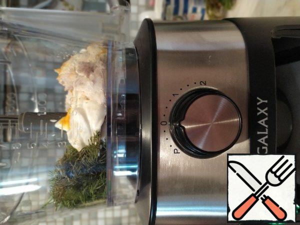 Boiled breast, 2 tablespoons of sour cream, curry and dill are sent to the bowl of a food processor. Whisk until smooth.

