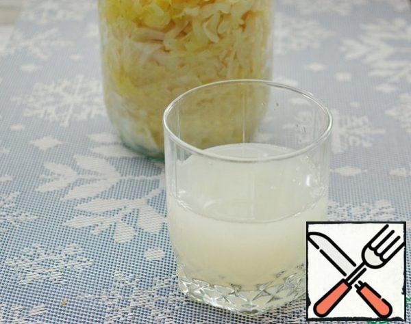 Drain the pickle from the sauerkraut, it turns out the most vigorous mustard! Strain it, so as not to get pieces of cabbage.