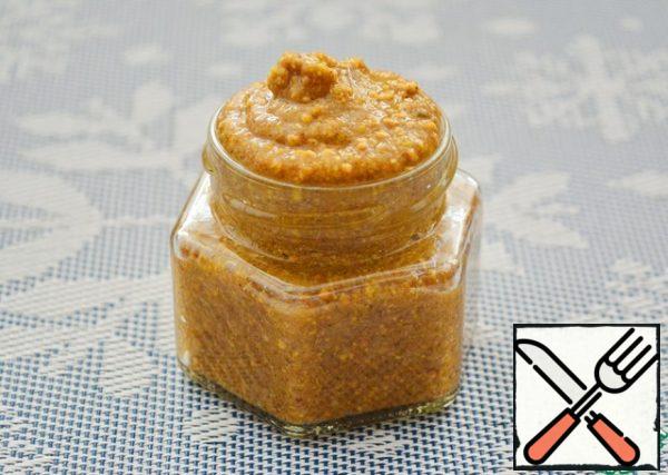 Mustard fold into a jar, close the lid, leave in the room for 8-12 hours (overnight), then remove to the refrigerator. About 2 months does not lose sharpness.