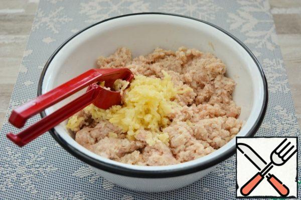Cooled boiled pig skin and raw meat skip through Mincer 2-3 times. Add salt, 50 ml of water and crushed garlic, mix Well and leave for half an hour in the refrigerator.