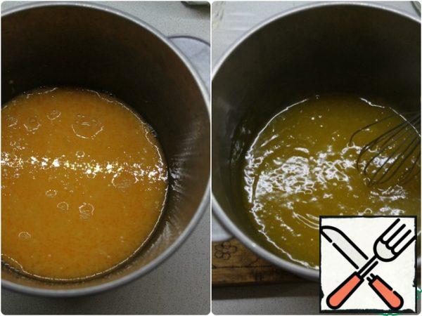 In a saucepan pour the sugar and starch, mix well. Add a little juice, stir until smooth. Pour remaining tangerine juice, add lemon, zest and put on fire. Cook until boiling and thickening, stirring constantly. As soon as bubbles appear, remove from heat, cover with cling film and put to cool.