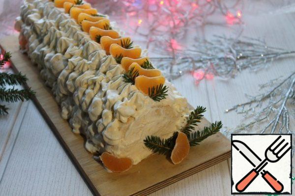 Then transfer the remaining cream into a pastry bag with a curly nozzle and decorate the roll at your discretion. I decorated with slices of tangerine and fir branches, which are previously well washed and rinsed them with boiling water.
