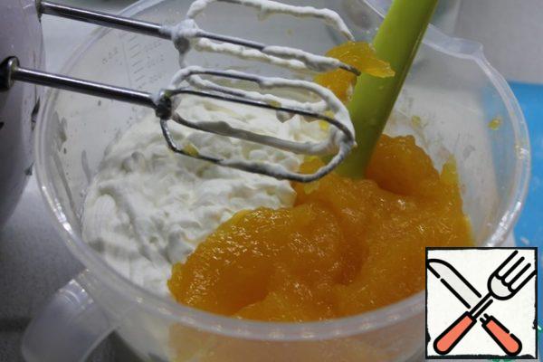 Beat the cooled cream to firm peaks, add the tangerine filling and beat a little more with a mixer.

