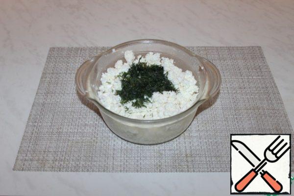 Prepare the filling. In cottage cheese, add grated cheese, herbs and salt. Mix well.