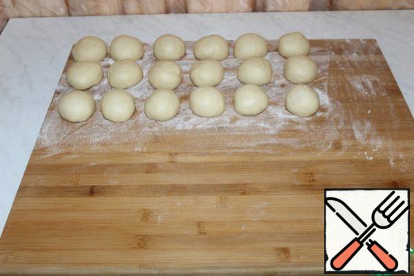 Divide the dough into 18 equal parts. Roll up each piece.