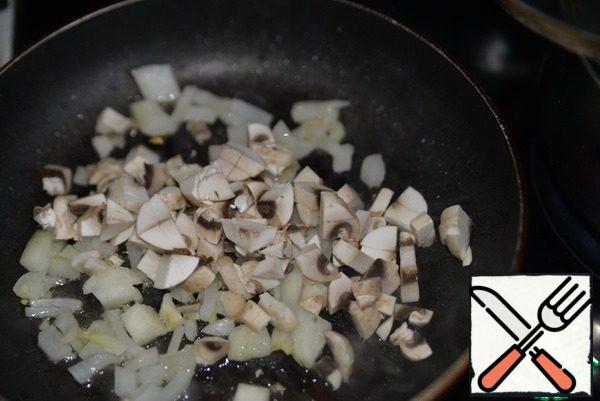 Wash the mushrooms, dry, cut into cubes and fry with onions until tender over medium heat. Add salt to taste and pepper mixture.