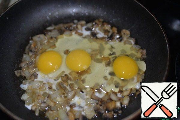 Break the eggs, mix with a fork, cook until they "catch". Remove from the heat.
