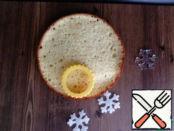 Prepare cream cheese.
Beat the soft butter well with a mixer with powdered sugar until a fluffy white cream forms (10 minutes).
We introduce cottage cheese in parts. Mix on a low speed mixer. Cut out circles from sponge cakes.
