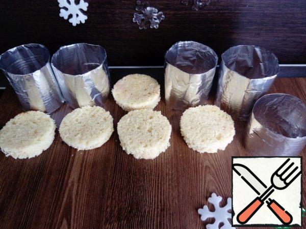 Make foil molds "cups" the size of the biscuit "mug" I have the size of molds in diameter 6 cm, and height 7 cm.