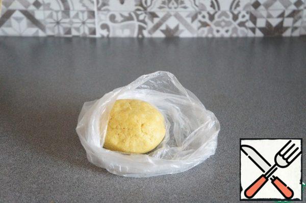 Add cold butter cut into cubes. Stir in the crumbs. Add grated cheese and half an egg. Knead the dough, roll into a ball, put in the refrigerator for half an hour-an hour.