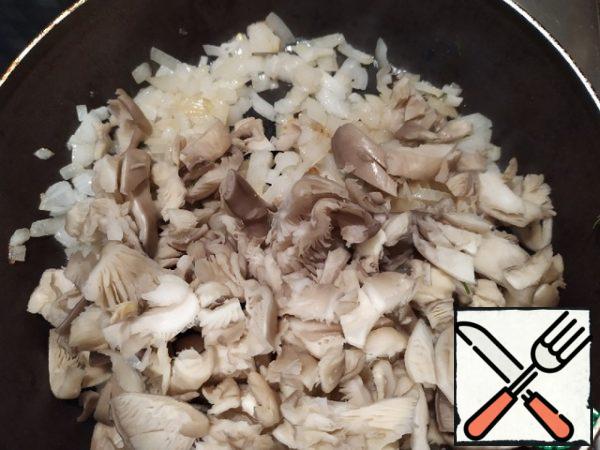 Send to the pan chopped mushrooms (I have oyster mushrooms) and fry on high heat with onions for another five minutes. Turn off and cool slightly.