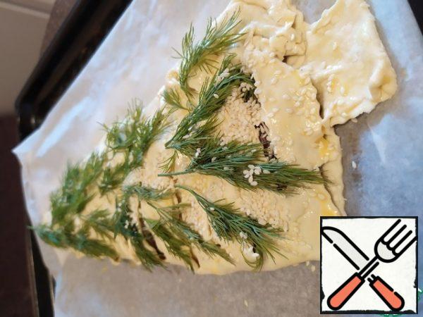 Spread on a baking sheet, grease with egg (oil, tea, water), decorate with dill. Optionally, you can sprinkle with sesame seeds.
Bake in the oven preheated to 200*C for 15-20 minutes.