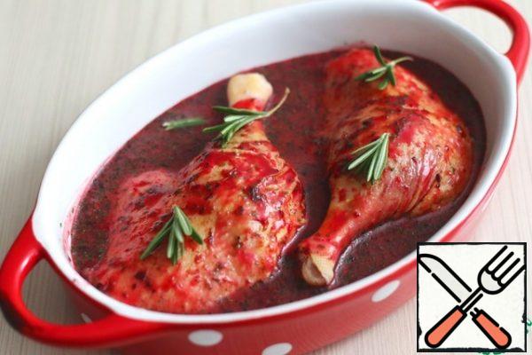 Put the duck meat in a baking dish, pour the prepared sauce over it.
