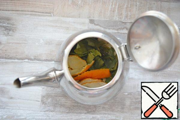 Kettle rinse with boiling water, fold in the cherry leaves and tangerine peel, pour boiling water, let stand for 10 minutes.