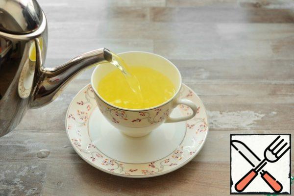 Stir the tea with a spoon in the teapot and pour into cups.