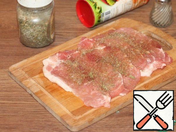 Sprinkle the meat plate seasoning, salt and pepper.